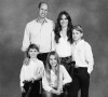 Sa famille devrait également le gâter avec quelques cadeaux.
Photo de Noël officielle de la famille royale du prince William, prince de Galles, avec Catherine (Kate) Middleton, princesse de Galles et leurs enfants le prince George de Galles, la princesse Charlotte de Galles et le prince Louis de Galles. Londres.