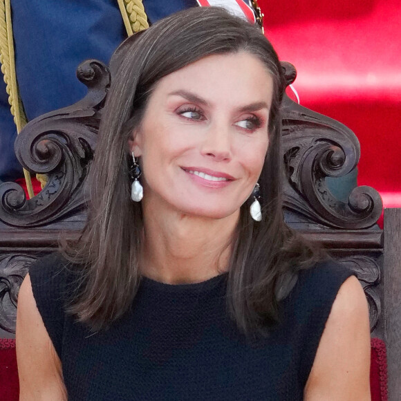 La reine Letizia d'Espagne agenouillée devant sa fille la princesse Leonor, son regard en dit long...