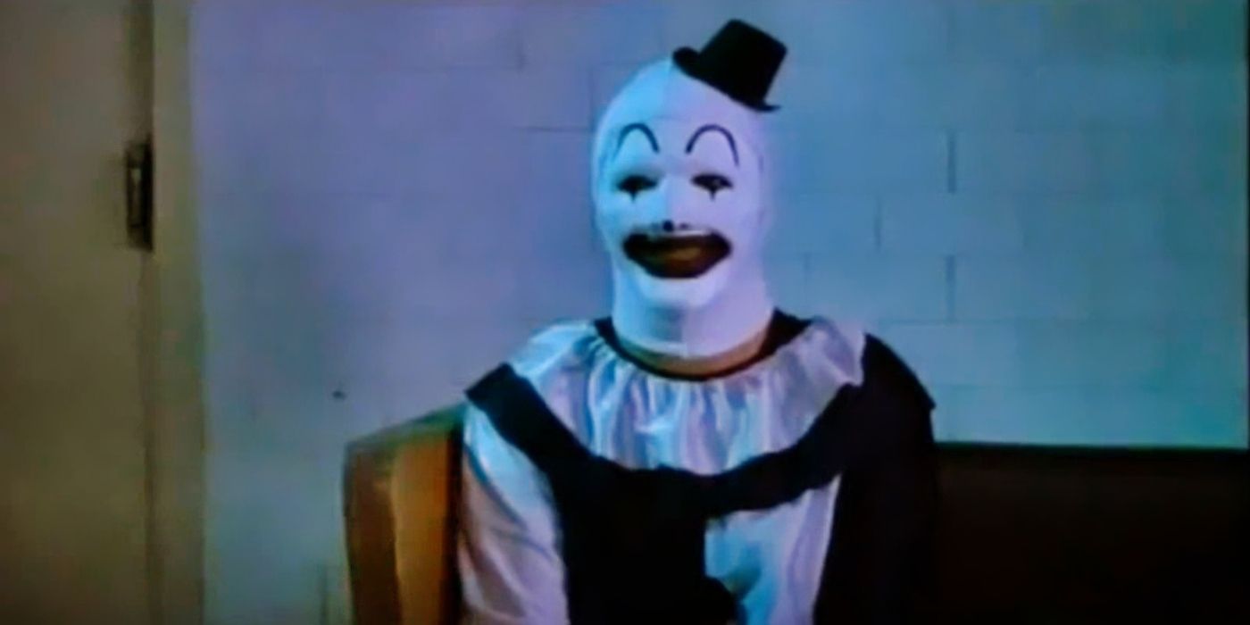 Mike Giannelli como Art the Clown sonriendo a la cámara en el cortometraje 