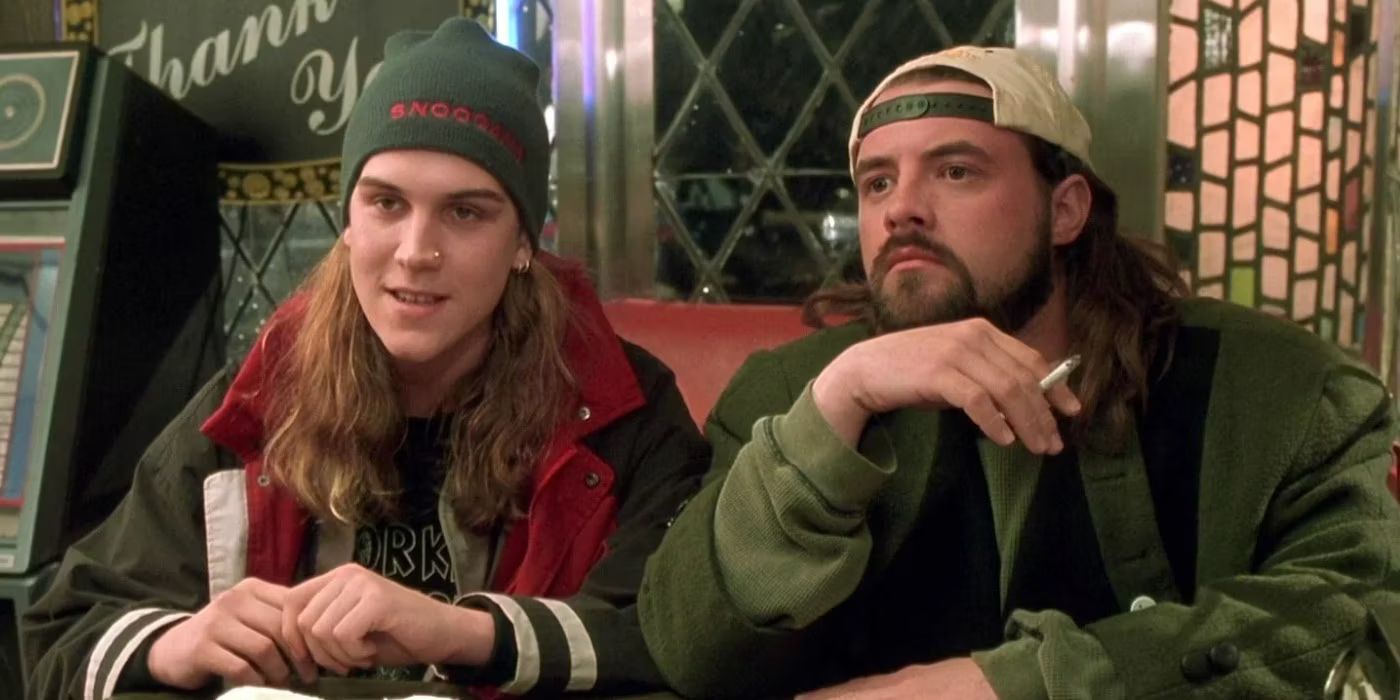 Jason Mewes e Kevin Smith como Jay e Silent Bob conversam e fumam em um restaurante em Dogma