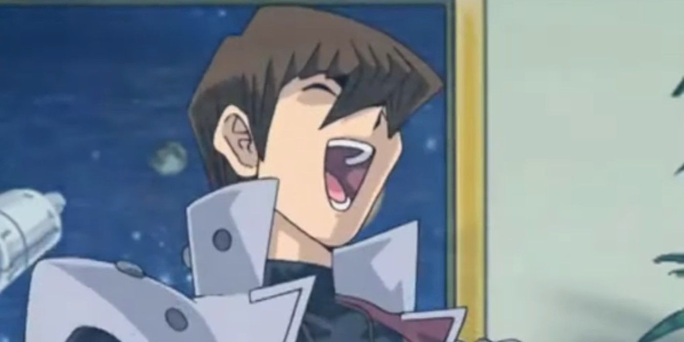 Kaiba ri em Yu-Gi-Oh GX com uma pintura do espaço atrás dele.