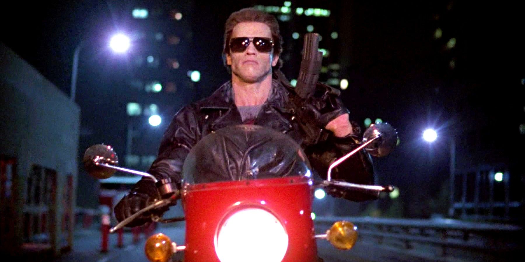 Arnold Schwarzenegger andando de moto em O Exterminador do Futuro