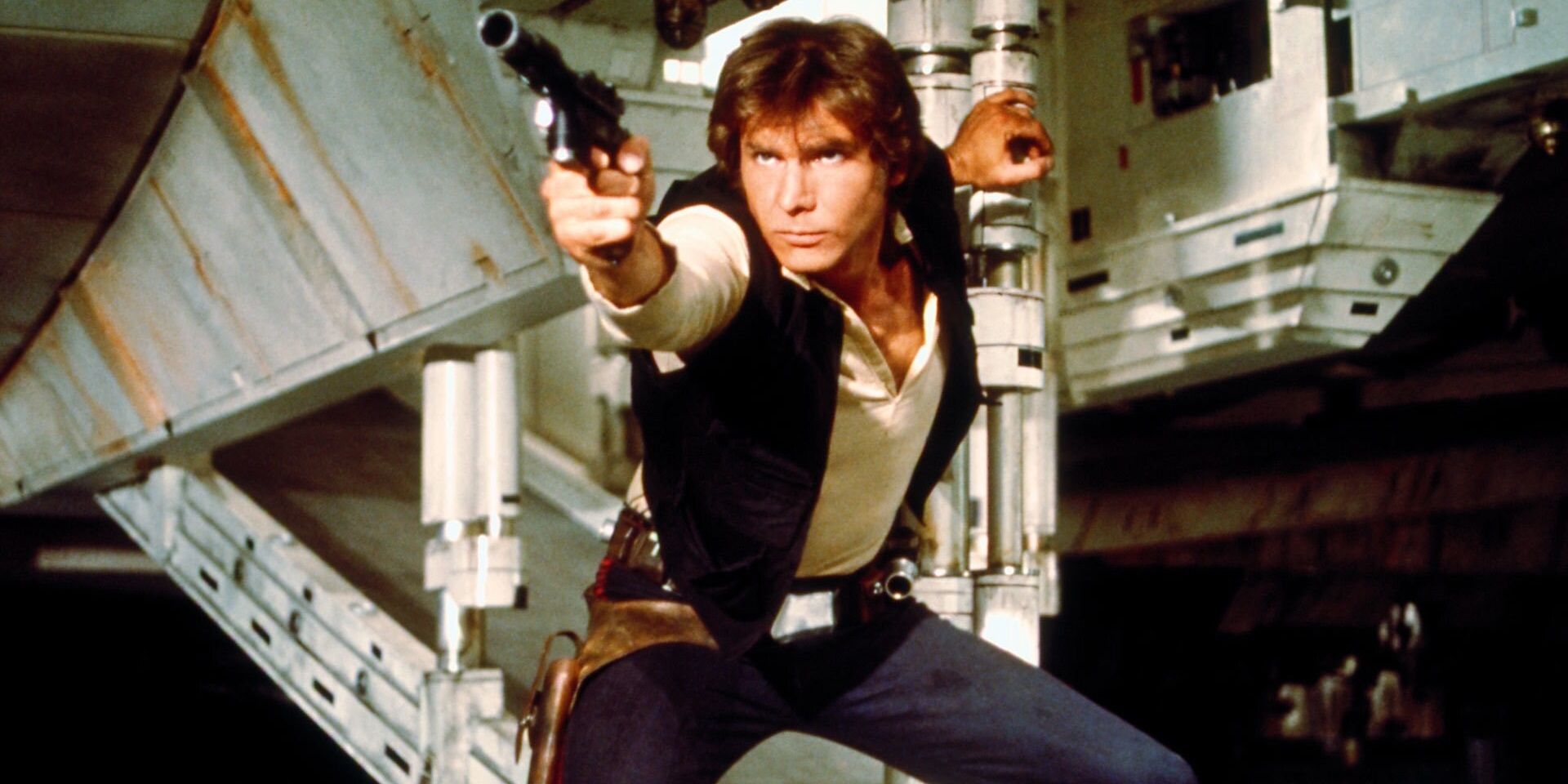 Han Solo agachado enquanto segura um blaster em Star Wars