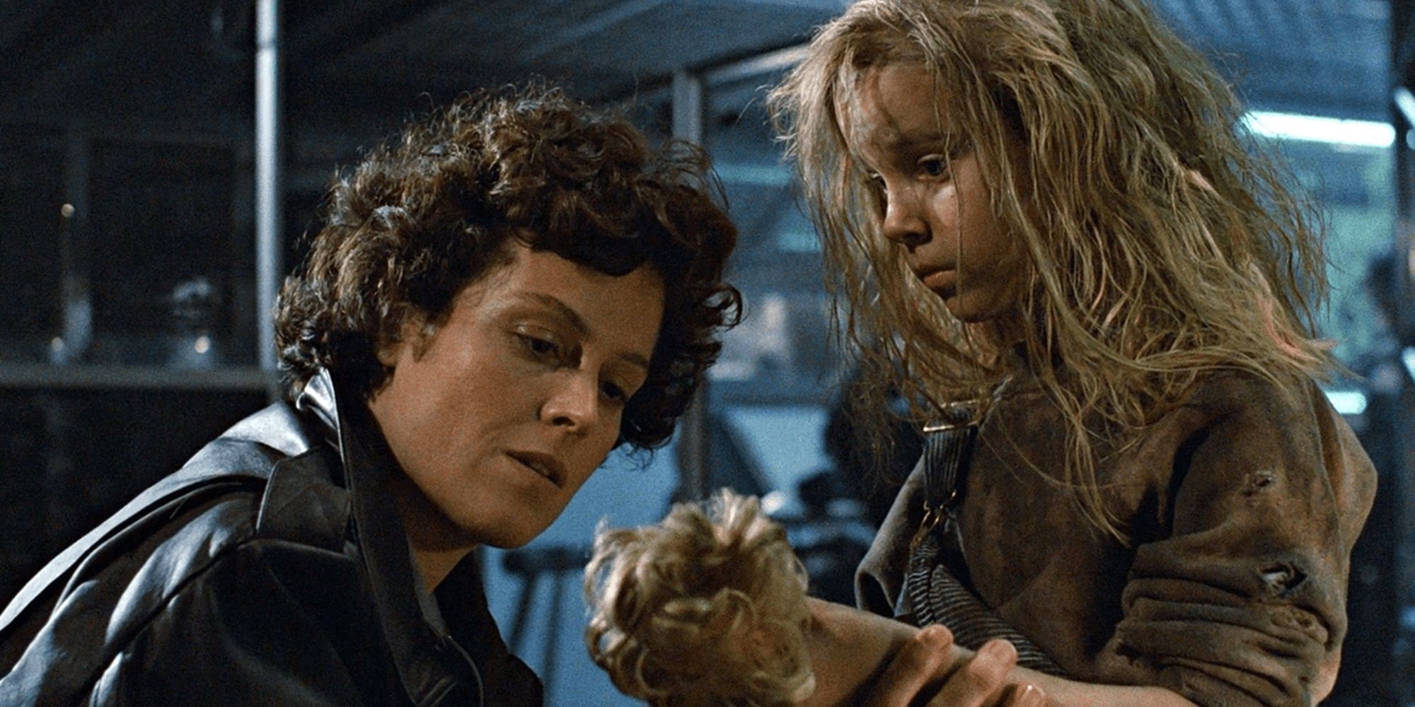 Newt de Carrie Hen fala com Ripley de Sigourney Weaver em Aliens