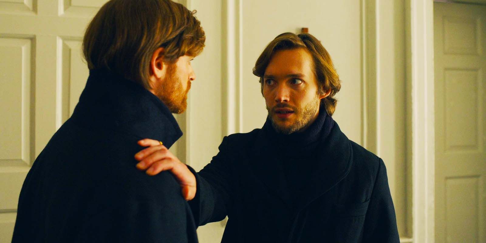 Benjamin Wainwright como Frederick Trenchard e Toby Regbo como o reverendo James Trenchard em Belgravia The Next Chapter, episódio 8