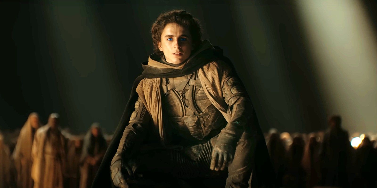 Paul Atreides interpretado pelo ator Timothée Chalamet olhando para os Fremen enquanto faz seu discurso em Dune 2