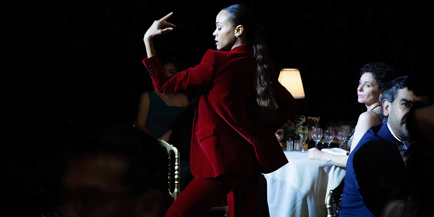 Zoe Saldana dançando com seu terno vermelho em Emilia Perez