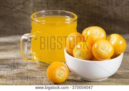 Uchuva Juice - Physalis Peruviana. Wood Background