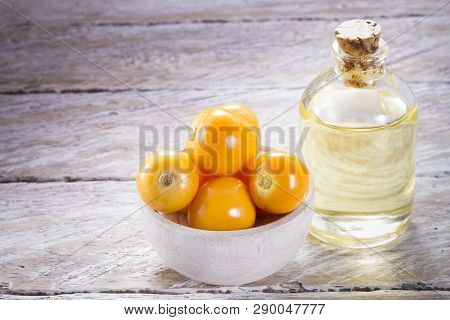 Fruit Of Uchuva, Uvilla, Aguaymanto On The Table - Physalis Peruviana