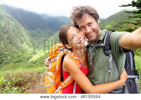 Senderismo par - activa joven pareja enamorada. Pareja tomando foto Autorretrato en caminata. Hombre y wo