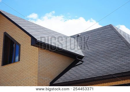 Asphalt Shingles House Roofing Construction, Repair. Problem Areas For House Asphalt Shingles Corner