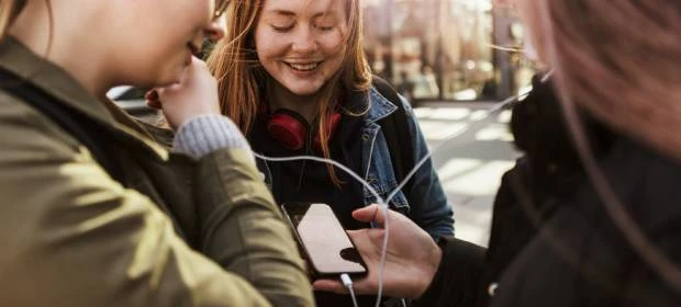 Jugendliche mit Smartphone