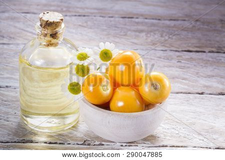 Fruit Of Uchuva, Uvilla, Aguaymanto On The Table - Physalis Peruviana