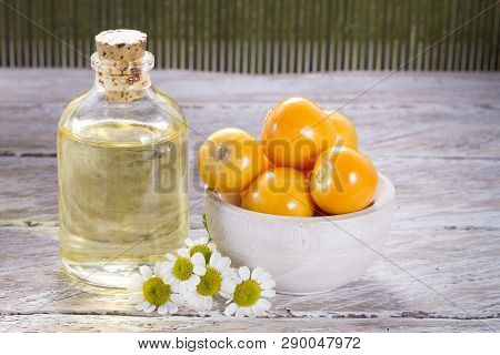 Fruit Of Uchuva, Uvilla, Aguaymanto On The Table - Physalis Peruviana