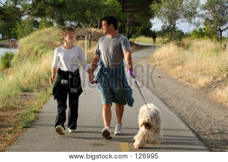 Pareja pasear a su perro