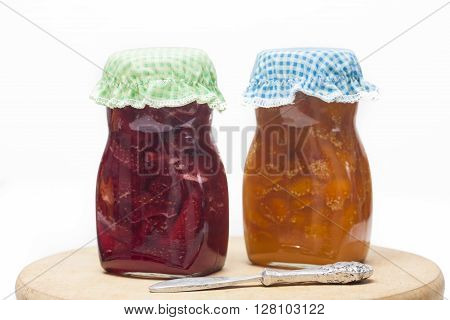 Jam preparation : Homemade uchuva and strawberry jams