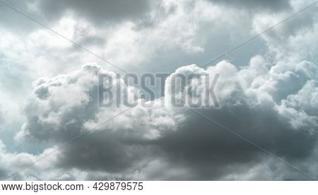 Overcast Sky. Dark Dramatic Gray Sky And White Clouds Before Rain. Cloudy And Moody Sky. Storm Sky. 