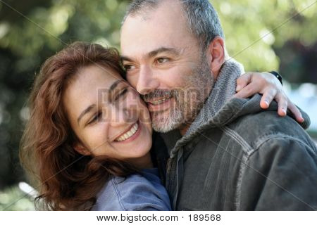 Pareja feliz al aire libre