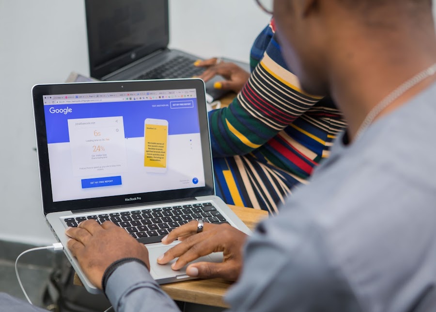 A man takes an online digital marketing course on his laptop