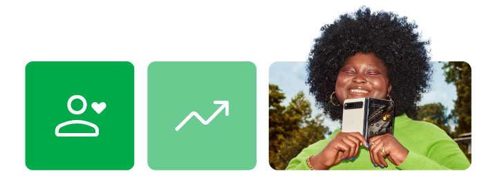 Dos cuadrados verdes y una foto: 1. Icono de persona con un corazón. 2. Flecha hacia arriba. 3. Una mujer de piel morena y pelo afro con un jersey verde esboza una gran sonrisa con los ojos cerrados y sujeta un teléfono móvil a la altura de la barbilla.