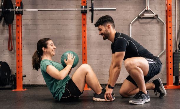 Pour devenir coach en salle de sport il faut passer un BPJEPS (Brevet professionnel de la Jeunesse, de l'éducation populaire et du sport).