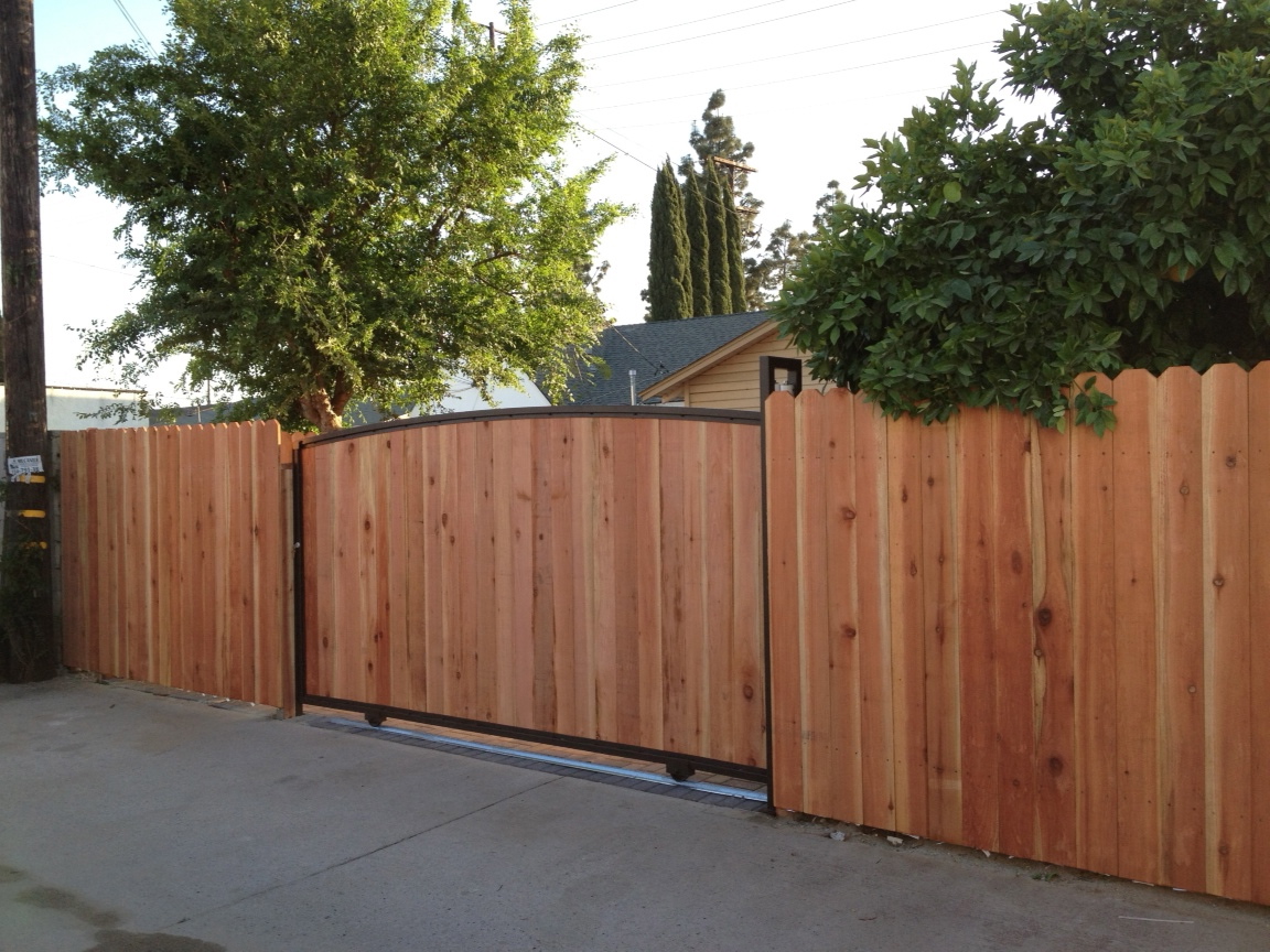 Custom Wooden Fencing Lakewood and Bellflower