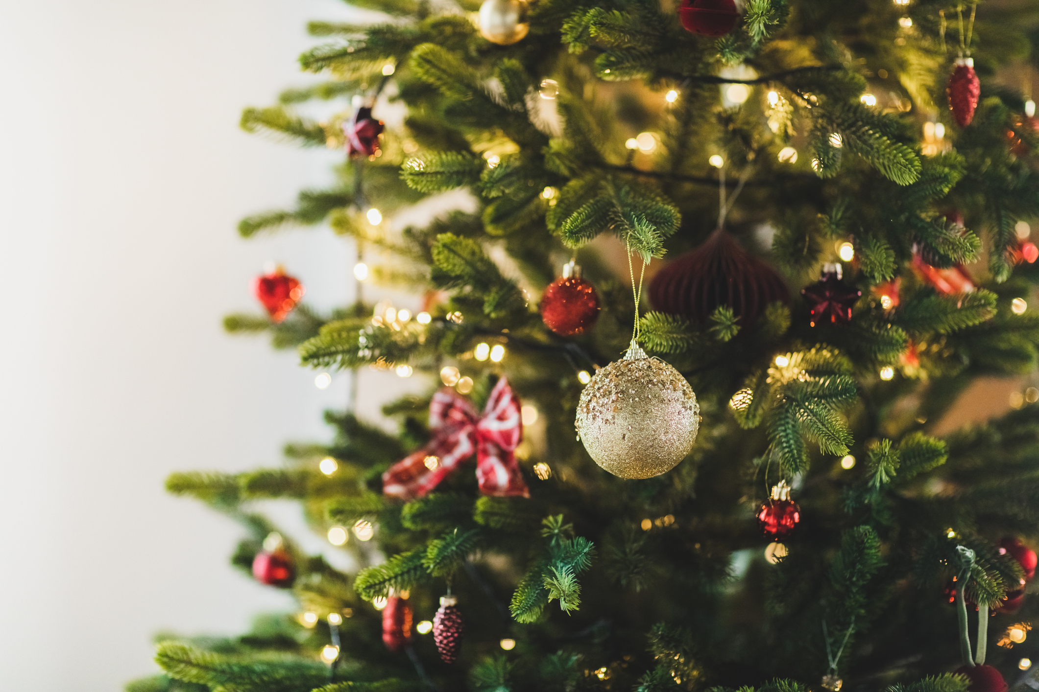 StyleCaster | When Should You Take Down the Christmas Tree?