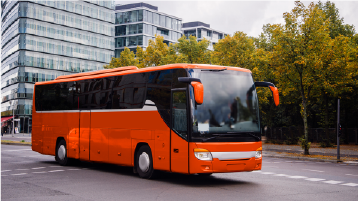 Un autobús de ruta rojo