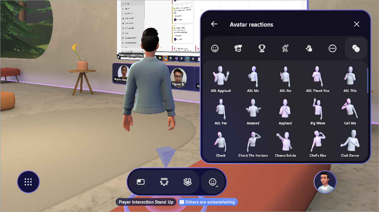 La imagen muestra una sala virtual con una persona que interactúa con un menú de avatares en el lado derecho de la pantalla, que muestra 16 acciones de avatar diferentes.