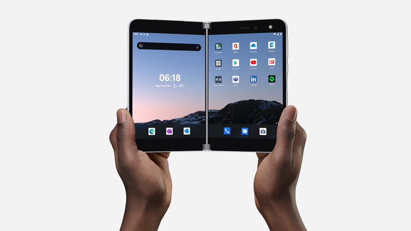 Surface Duo aberto e mantido em duas mãos