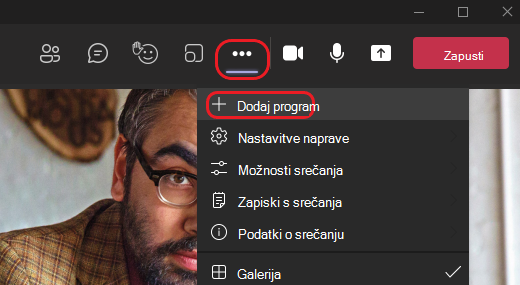 Na sliki je prikazano, kako dodate aplikacijo med srečanjem v storitvi Teams.