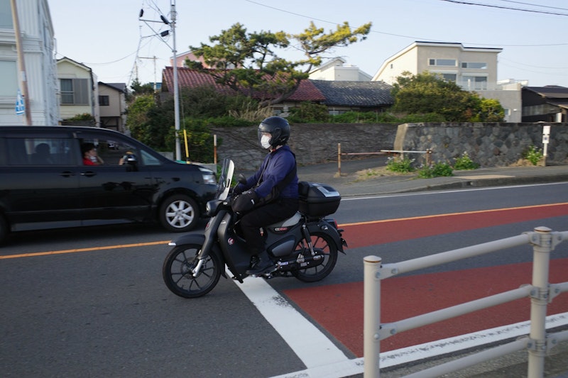 日本決議限制100cc-125cc燃油機車動力取代行之有年的50cc級距，因為50cc機車已無法通過下一階段廢氣排放