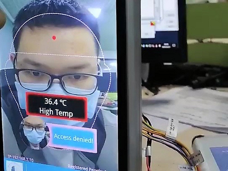 人臉辨識同時量體溫打卡 戴口罩也沒問題