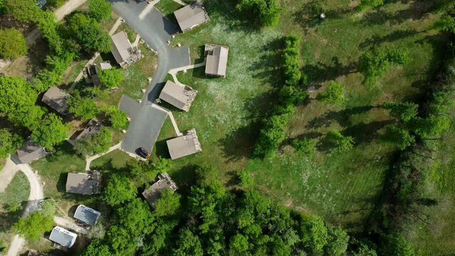 Vue aérienne d'un camping en campagne