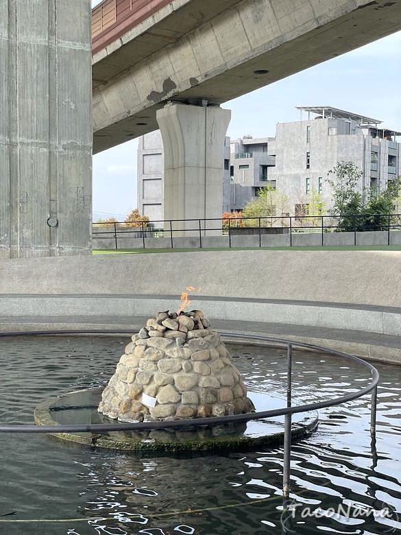 【宜蘭冬山景點】武淵水火同源 水火共生！橋下人造大草皮遊戲場，免日曬雨淋有大碗公溜滑梯與大沙坑。 @章魚娜娜 ∞ 玩味生活