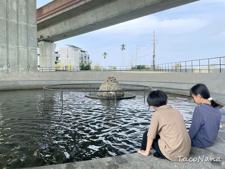 【宜蘭冬山景點】武淵水火同源 水火共生！橋下人造大草皮遊戲場，免日曬雨淋有大碗公溜滑梯與大沙坑。 @章魚娜娜 ∞ 玩味生活