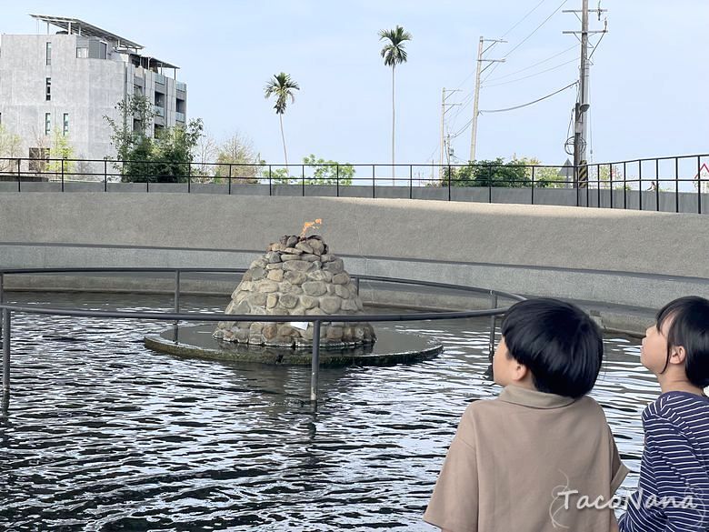 【宜蘭冬山景點】武淵水火同源 水火共生！橋下人造大草皮遊戲場，免日曬雨淋有大碗公溜滑梯與大沙坑。 @章魚娜娜 ∞ 玩味生活