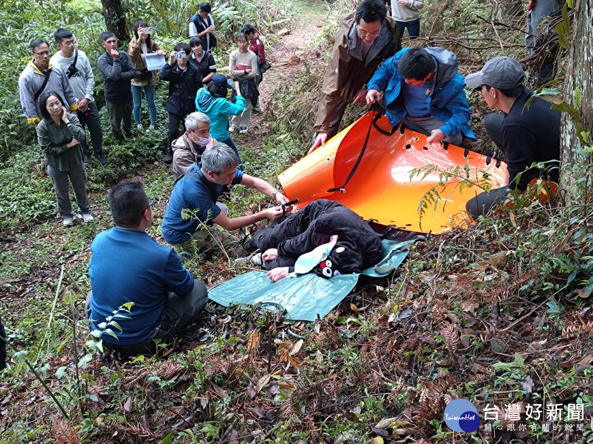 新竹分署工作站同仁操作臺灣黑熊救傷運送流程（林業保育署新竹分署提供）