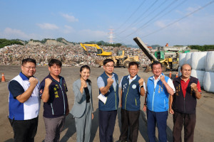 環境部長彭啟明（左四）說力挺許縣長建再生能源中心。（縣府提供）