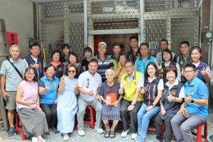 鍾東錦慰訪竹南鎮百歲人瑞　祝賀福壽安康