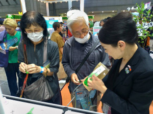 武陵農場向日本旅遊業者及民眾推廣台灣高山農場深度之旅，並分送農場自製的金萱茶糖。