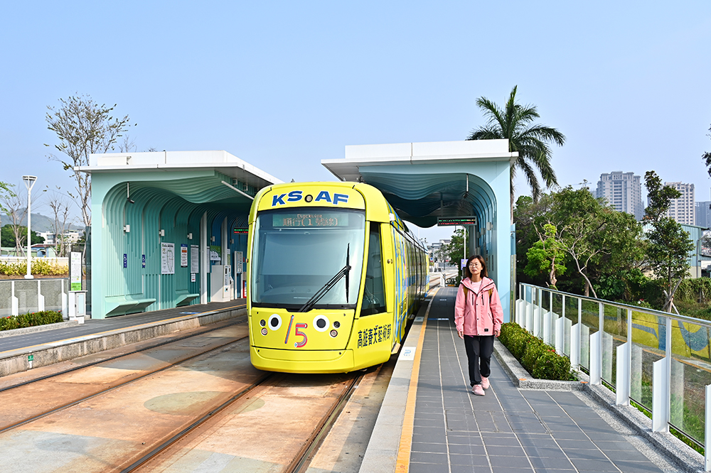 搭乘輕軌踩點柴山休憩廊道 收藏城市風光