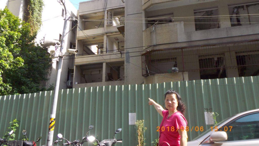 圖片說明：林姓婦人重返舊宅，手指的地方就是她當年目擊老鄰居趙老先生跳樓處。