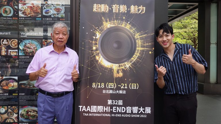 圖片說明：臺灣音響發展協會理事長張文錦（左）小提琴手林子安（右）合影。(圖/臺灣音響發展協會提供)