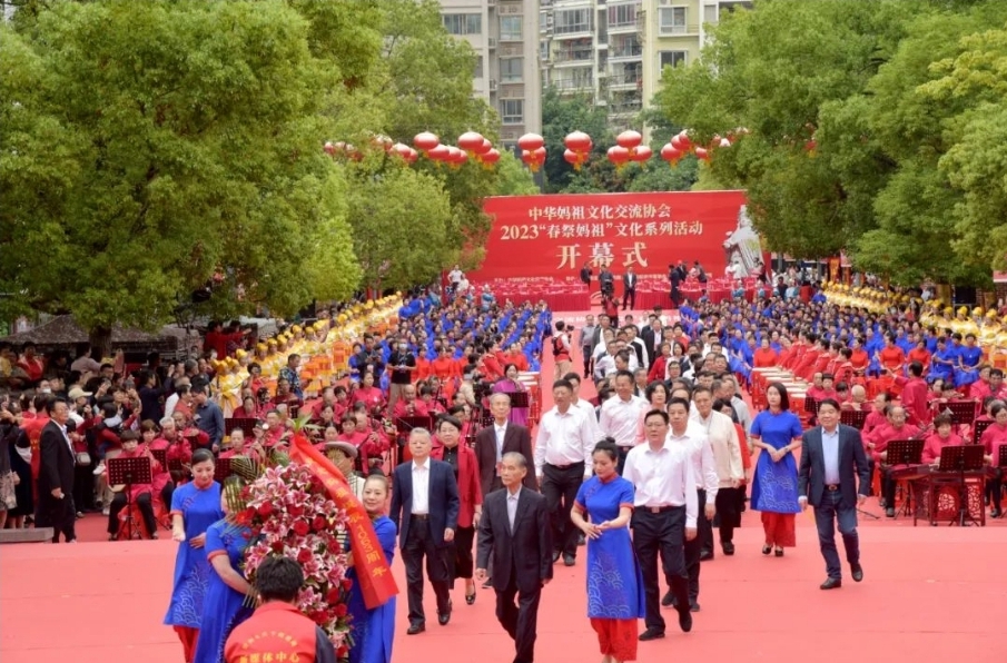 春祭大典後，領導嘉賓向媽祖敬獻花籃。（記者 楊國域翻攝）