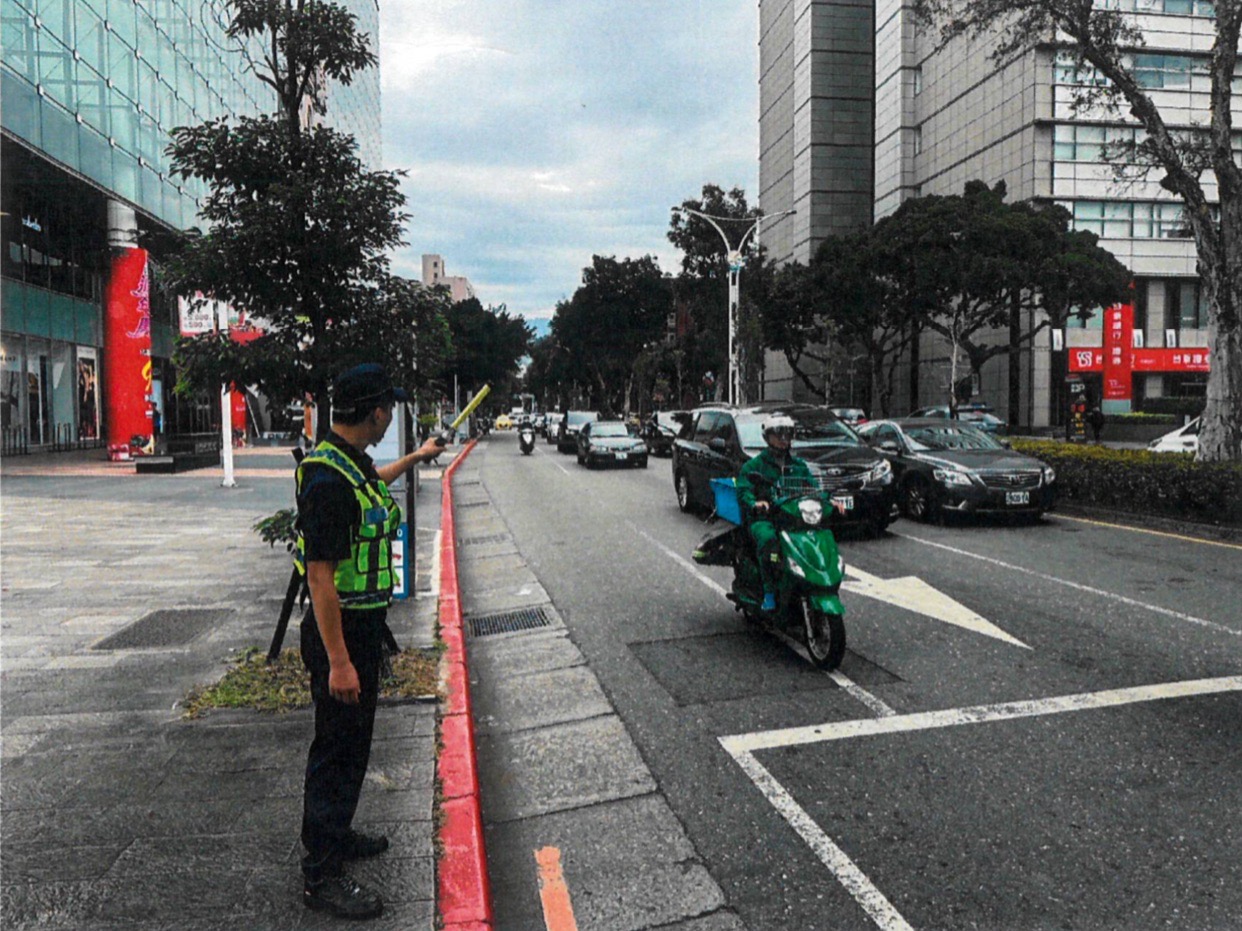 天母SOGO遠東百貨公司週年慶湧現大量人車潮，轄區士林分局特別規劃相關活動交通疏導措施。(圖／警士林分局提供)