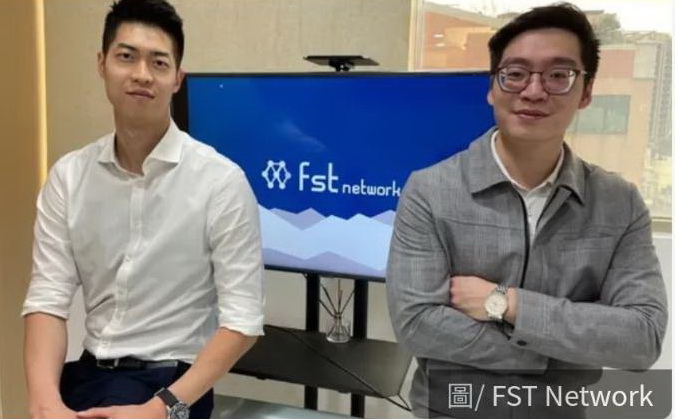 FST Network邦拓鍊台灣公司創辦人朱俊嘉(右)和營運長周弘禮(左)。(翻攝自FST Network官網)