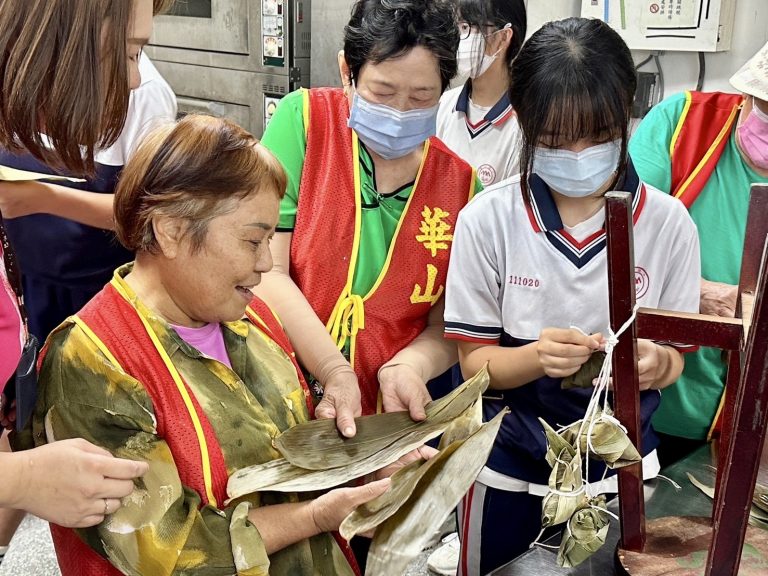 印尼周奶奶到寶山國中擔任一日烹飪老師，示範教學印尼粽子。（圖/記者黃溎芬翻攝）