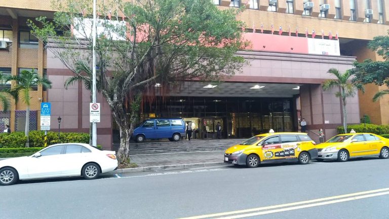 台北地檢署偵辦松山警分局包庇色情業者，今發動搜索並約談10餘人。(記者張欽攝影)