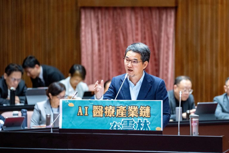 立委劉建國向行政院長卓榮泰爭取雲林建立AI醫療產業鏈及AI人才培育基地獲正面回應。(記者張欽翻攝)